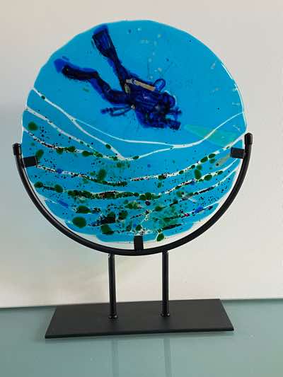 Angela Brady - Scuba Diver - Fused glass plate - 30 cm diameter - €550