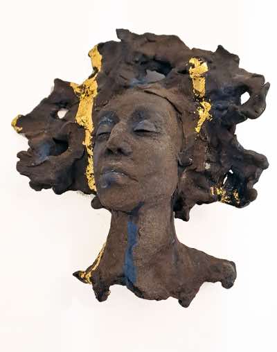 Ayelet Lalor - Headdress III - ceramic, gold leaf - 26 x 26 x 14 cm - €380
